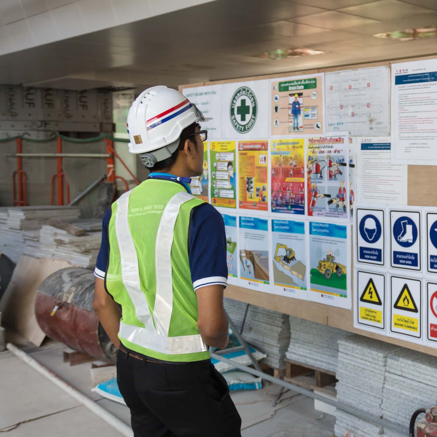 MAEZ graphic: safety notice boards 1